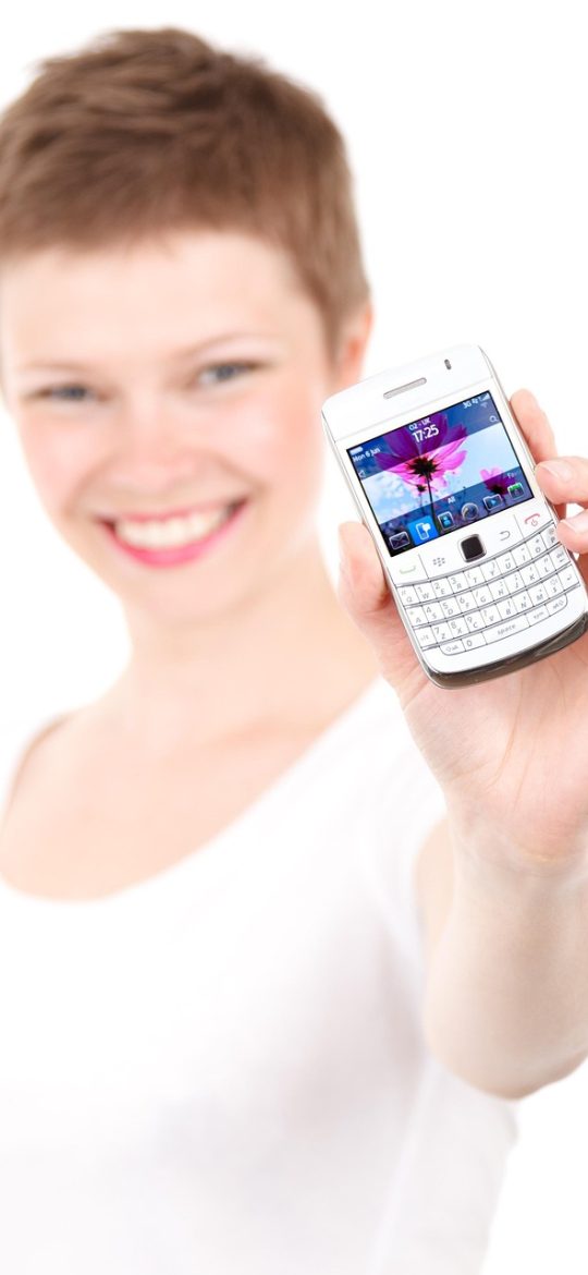 手机屏幕展示离线记录与缓存设置页，显示已用空间数值与一键清理按钮，配色为暖橙色